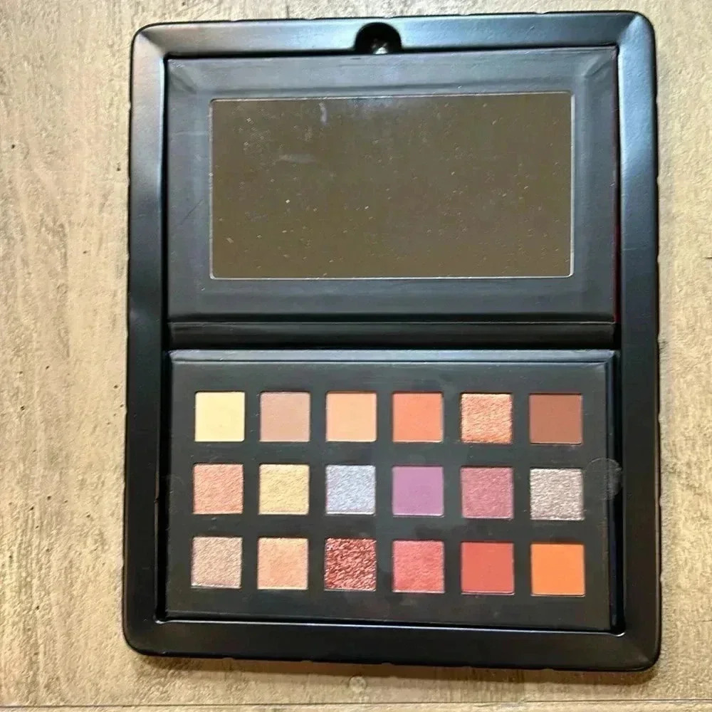 Seductive eyes eyeshadow palette. Mirrored compact with 18 shades.